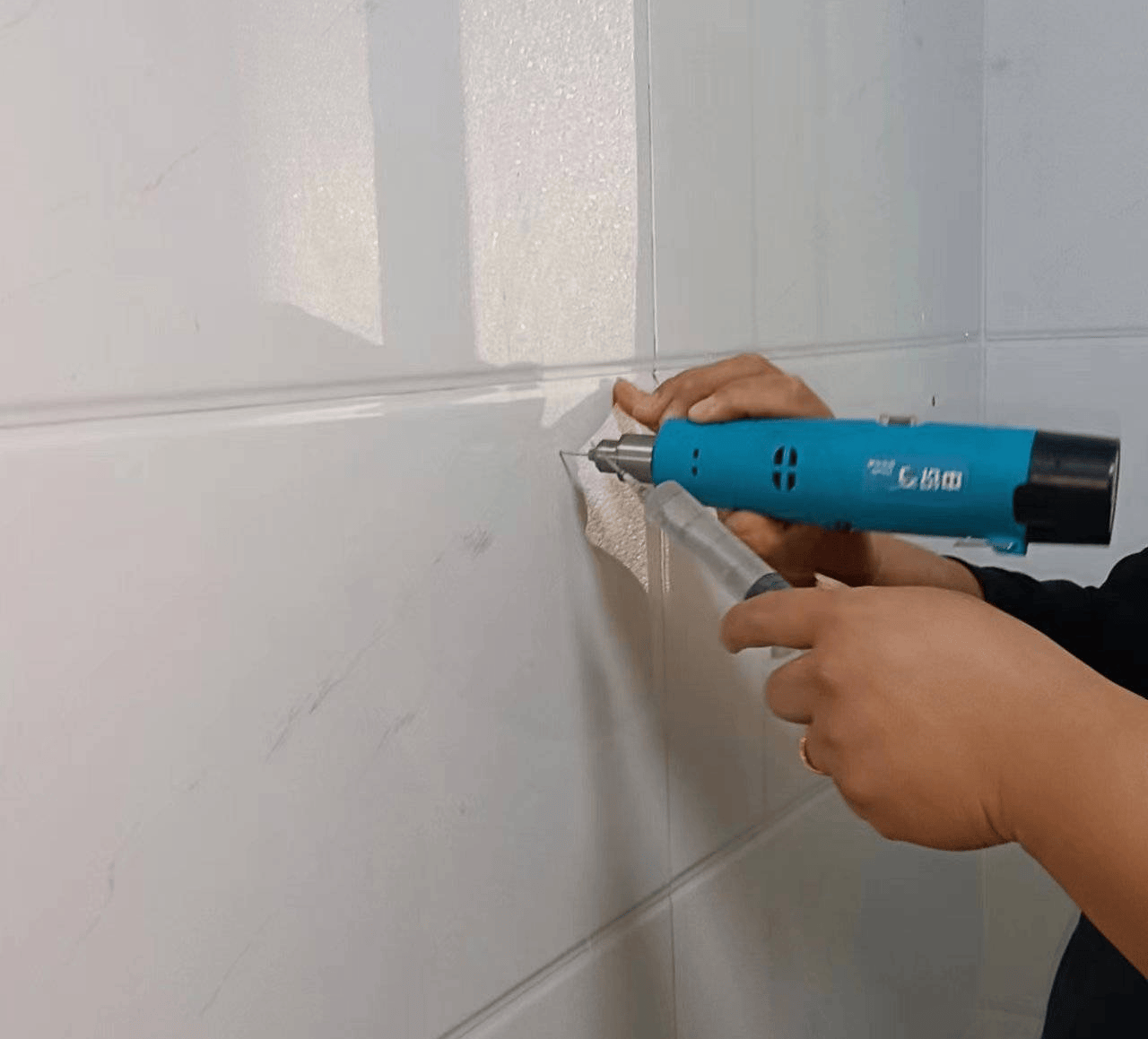 瓷砖空鼓打胶有用吗视频(瓷砖空鼓有什么胶水可打进去)