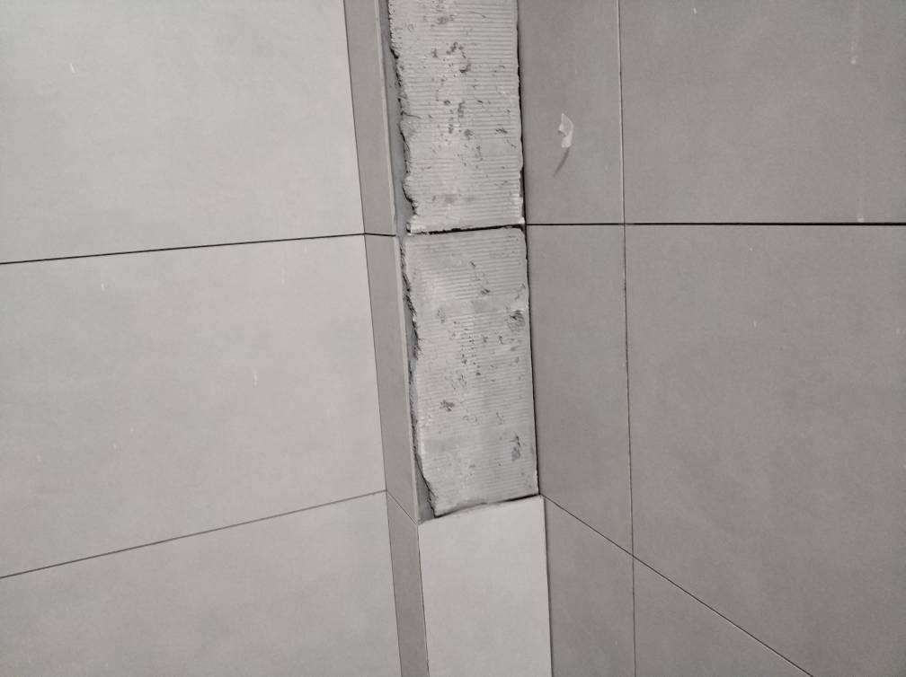 瓷砖不好贴是瓷砖本身质量问题吗(瓷砖不好贴是瓷砖本身质量问题吗怎么办)