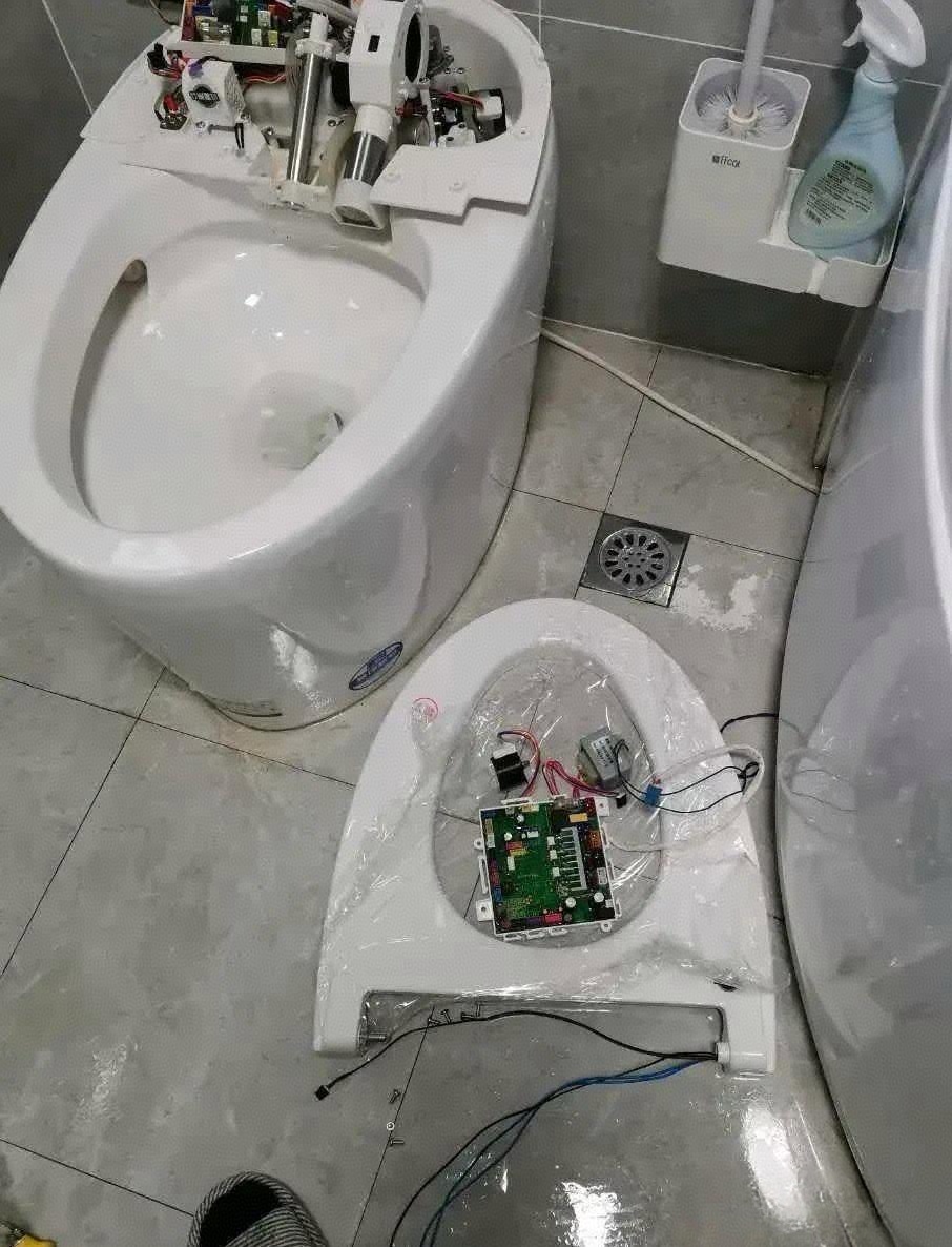 马桶瓷内部瓷脱落(马桶里面的瓷掉了怎么办)